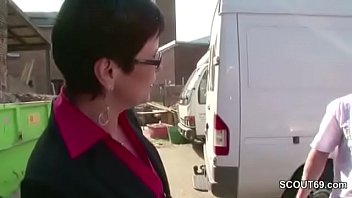 Reife deutsche frau vom amt von gläubiger im jog gefickt