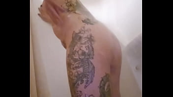 Dans la douche avec sexy petite emy angel