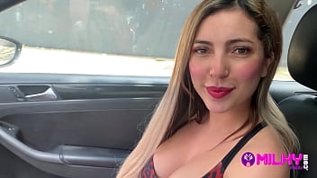 Puta brasileira levantou o amante por entrar no carro de um estranho e trepar em troca de dinheiro Puta brasileira levantou o amante por entrar no carro de um estranho e trepar em troca de dinheiro