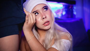 University student makes a living by exhibiting her sex life on the internet