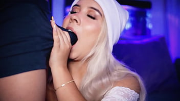 University student makes a living by exhibiting her sex life on the internet