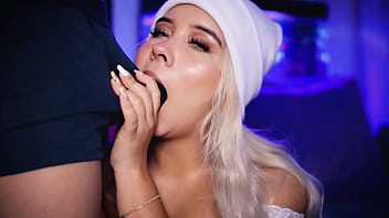 University student makes a living by exhibiting her sex life on the internet