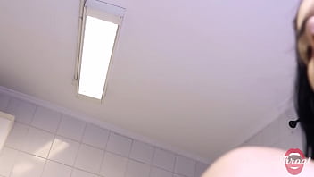 Peituda e lactante me fez um boquete espirando leite no meu pau