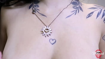 Peituda e lactante me fez um boquete espirando leite no meu pau