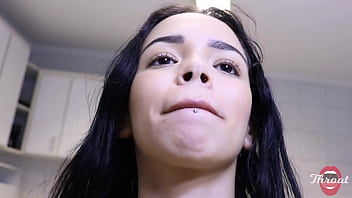 Peituda e lactante me fez um boquete espirando leite no meu pau