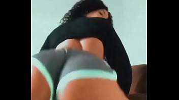 Gostosa rebolando
