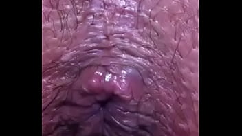 Puta enseñando el culo y tirándose un