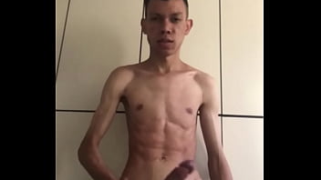 Novinho pauzudo pelado se exibindo gostoso