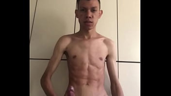 Novinho pauzudo pelado se exibindo gostoso