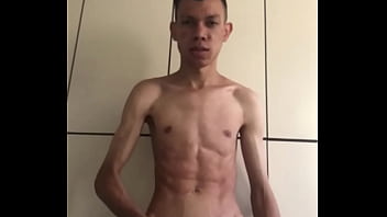 Novinho pauzudo pelado se exibindo gostoso