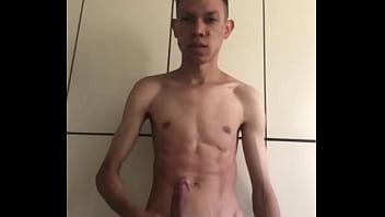 Novinho pauzudo pelado se exibindo gostoso