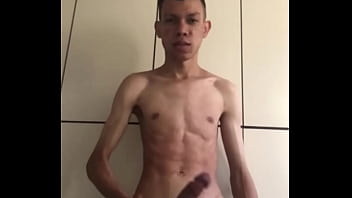 Novinho pauzudo pelado se exibindo gostoso