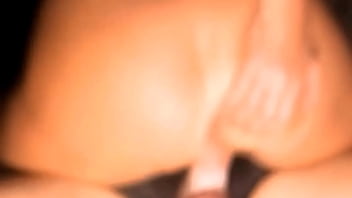 Gime de placer con la polla dentro