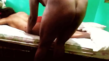 Masajeando el culote de trigueña casada se lo chupo y le meto toda la verga