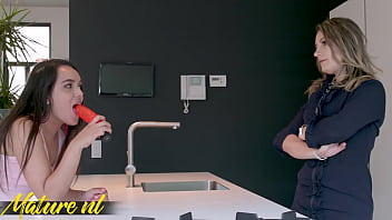 Horny latina step daughter esperanza del horno seduces her step mom