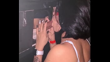 Arrastei um safado pra cabine e mamei até ganhar leitinho na bocaa