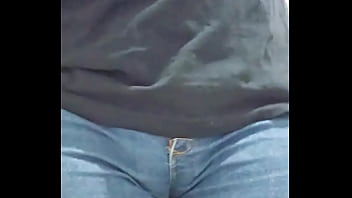 Calça jeans torando minha bucetinha