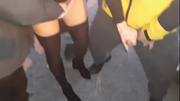 Troia italiana fa sborrare sconosciuti in un parcheggio con il ragazzo che filma figa pazzesca