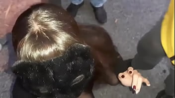 Troia italiana fa sborrare sconosciuti in un parcheggio con il ragazzo che filma figa pazzesca