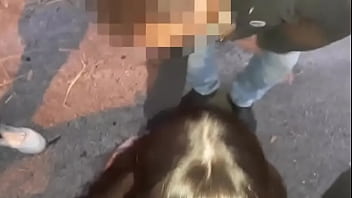 Troia italiana fa sborrare sconosciuti in un parcheggio con il ragazzo che filma figa pazzesca