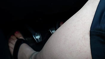 Nylonfüsse und flip flops im auto