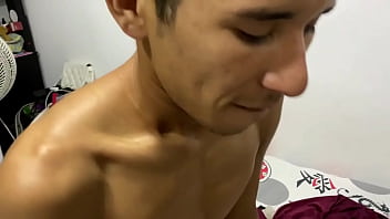 Mi hermanastro a ver que estoy sola en cosa me dae una buena follada