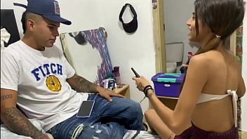 Llegamos a un trato ella me arregla las uñas y yo me la follo a lo salvaje historia completa