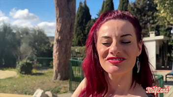 Sally et jade deux belles femmes aiment le sexe à trois