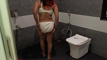 Nonton Indian Desi Bhabhi Bathroom Shower And Fingerings Video thumbnail