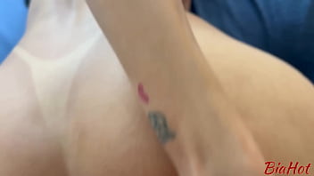 Mãe gostosa do meu amigo deu o cuzinho de quatro enquanto ele estava na escola