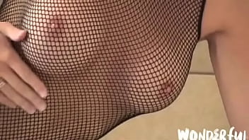 Blondynka w seksownej bieliznie zabawia się paluszkiem