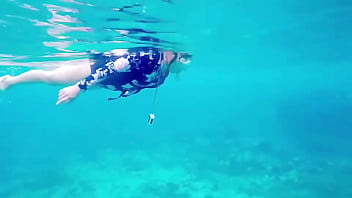 海のサーフィンボードでヨガ 海のサーフィンボードでヨガ
