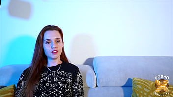 Après avoir joué entre filles on partage une bite pour finir