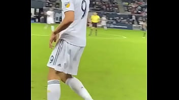 Jogador tentou marcar o ibra e olha no que deu