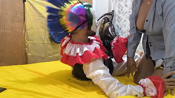 自信的继父！！万圣节那天他扮成小丑，在床上像对待妓女一样支配我。