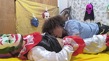 自信的继父！！万圣节那天他扮成小丑，在床上像对待妓女一样支配我。