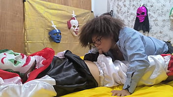 自信的继父！！万圣节那天他扮成小丑，在床上像对待妓女一样支配我。