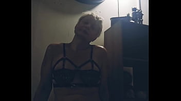 J'ai mit ma plus belle lingerie sexy mon chéri pour voir ta bite bander pour