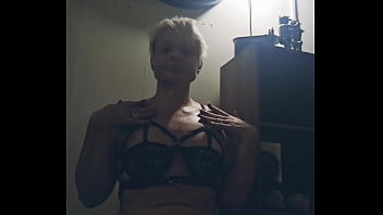 J'ai mit ma plus belle lingerie sexy mon chéri pour voir ta bite bander pour