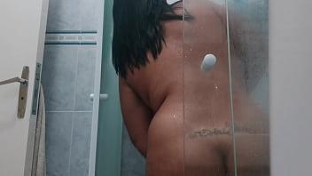 Ela gosta de mostrar a bucetinha dela depois de fuderem