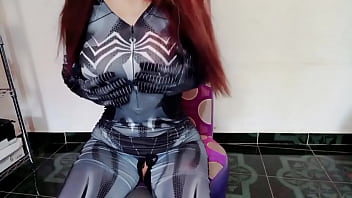 Vestida con mi dizfraz de spiderman me monto en una verga parada Vestida con mi dizfraz de spiderman me monto en una verga parada