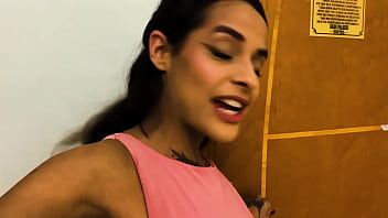 Passei a pica preta na personal trainer e ela gozou muito completo no sheer red