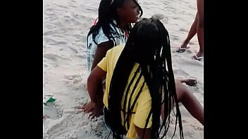 Putas alegres na praia para foderem