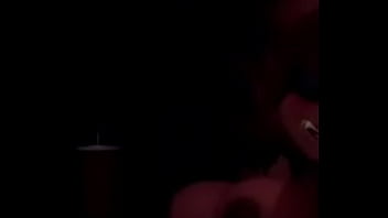 Una chica le dan pracer