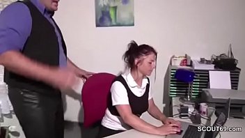 Azubine wird direkt am ersten tag vom dicken chef gefickt