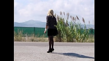 Lili Crossdresser Sumisa Con Sus Tacones Altos Fotos Públicas Sexi Tomadas En La Carretera thumbnail