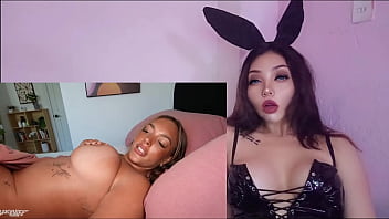 La hermanastra tetona seduce a su nuevo hermanastro