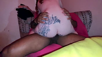 Esposa puta vai pra casa de swing e fode sem caminha e pede pro cara gozar dentro pra quando chegar e casa bota o cornao pra chupar a buceta dela