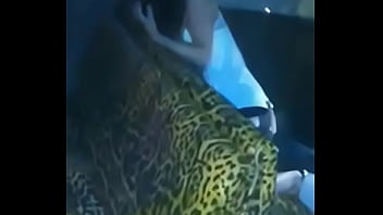 Pillados en la fiesta ella da sus sentones en el sofá