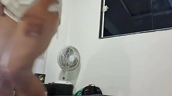 Empregada doméstica milf comete adultério com patrão novinho